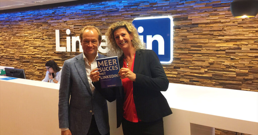 Marcel Molenaar, countrymanager van LinkedIn Benelux, krijgt het boek 'Meer succes van LinkedIn!' overhandigd door Corinne Keijzer